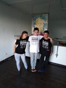 troje dzieci w koszulkach z napisem 'rób dzieci szalone z Bogiem się uda'