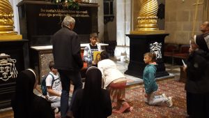 dzieci i dorośli modlą się