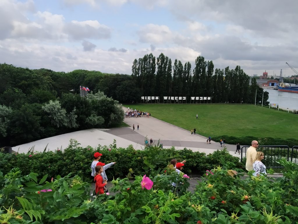 widok na napis "nigdy wiecej wojny" w Westerplatte w Gdańsku