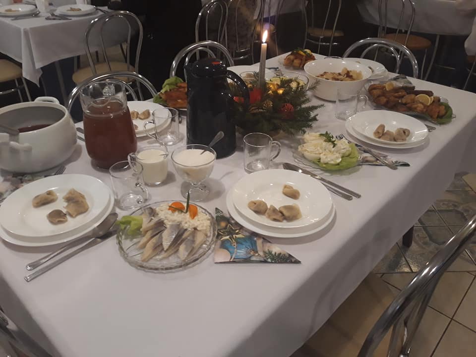stol wigilijny - jedzenie stroik uszka talerze