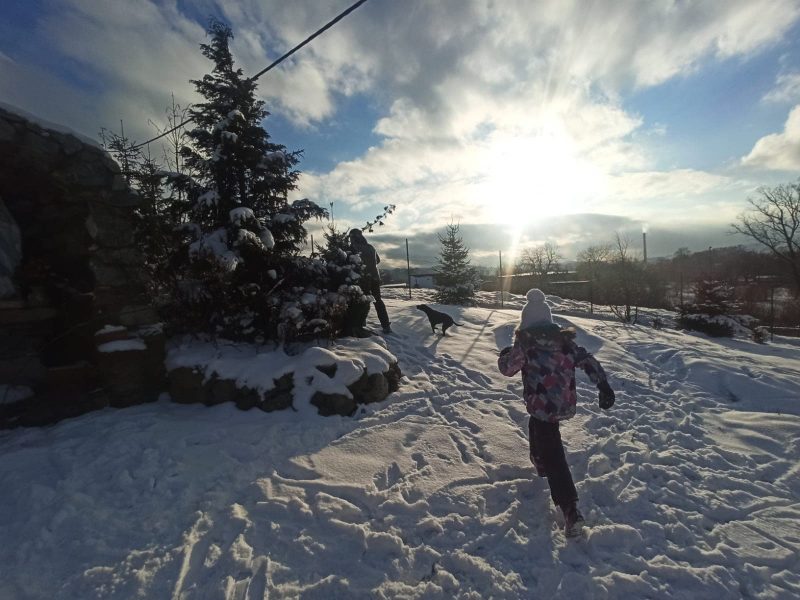 Dziewczynka biegająca po śniegu