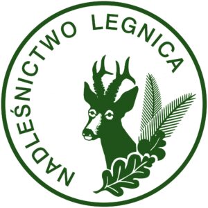 Na zdjęciu widać logo Nadleśnictwa Legnicy -  koło a w nim jeleń z listakmi drzew