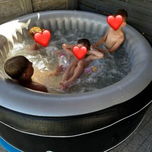 Czwórka dzieci kąpiących się w jaccuzi